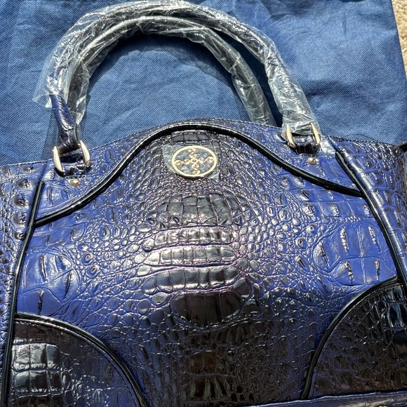 Stauer Crocodile-Embossed Blue Handbag with Wallet - Picture 3 of 13
